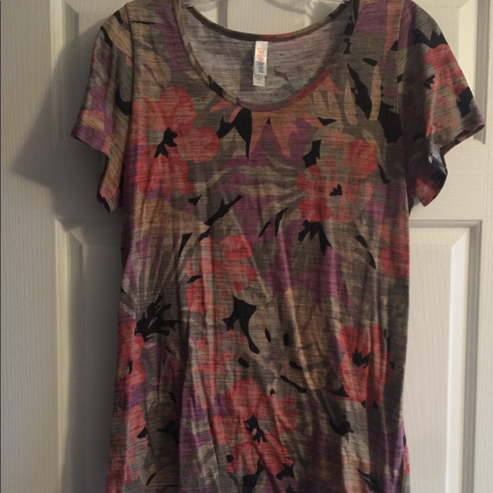 NWOT LuLaRoe Large Classic T